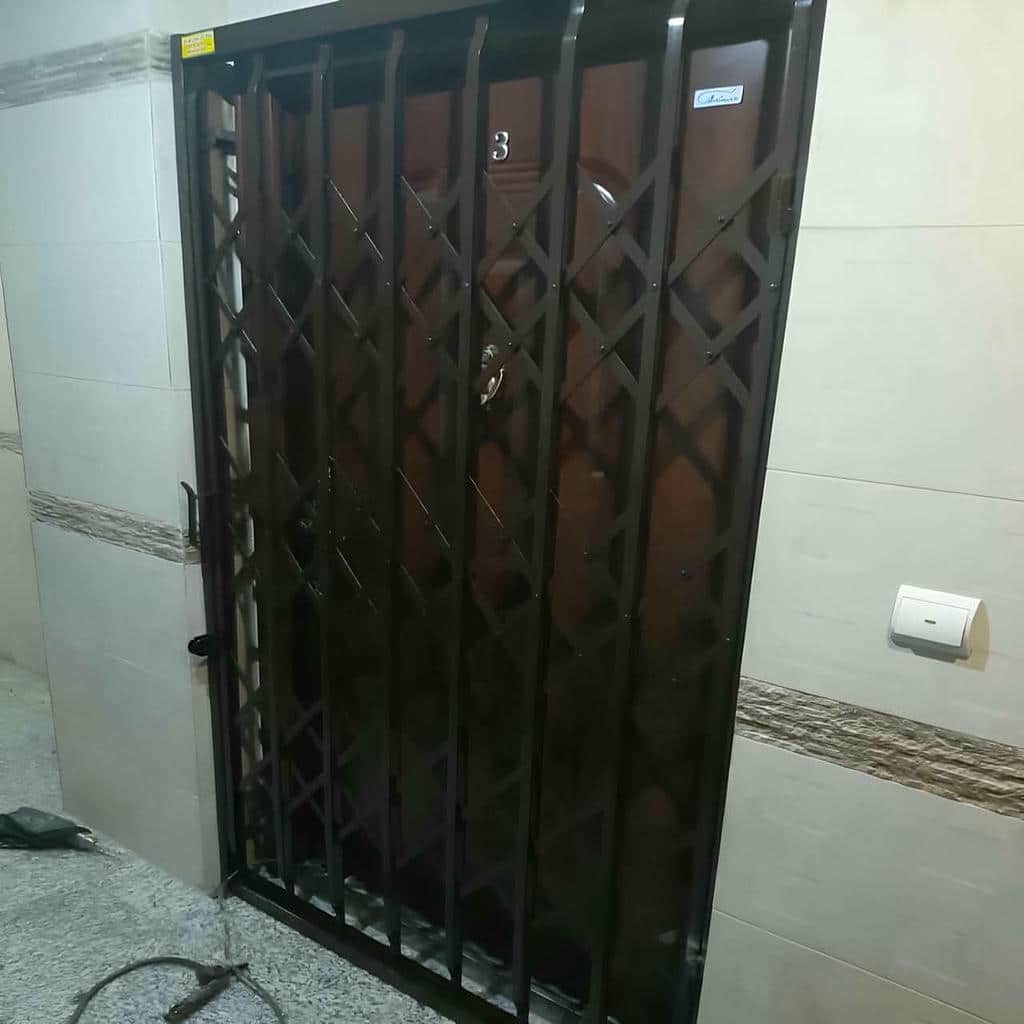 نمونه چهار گل درب آکاردئونی مشکی طلایی