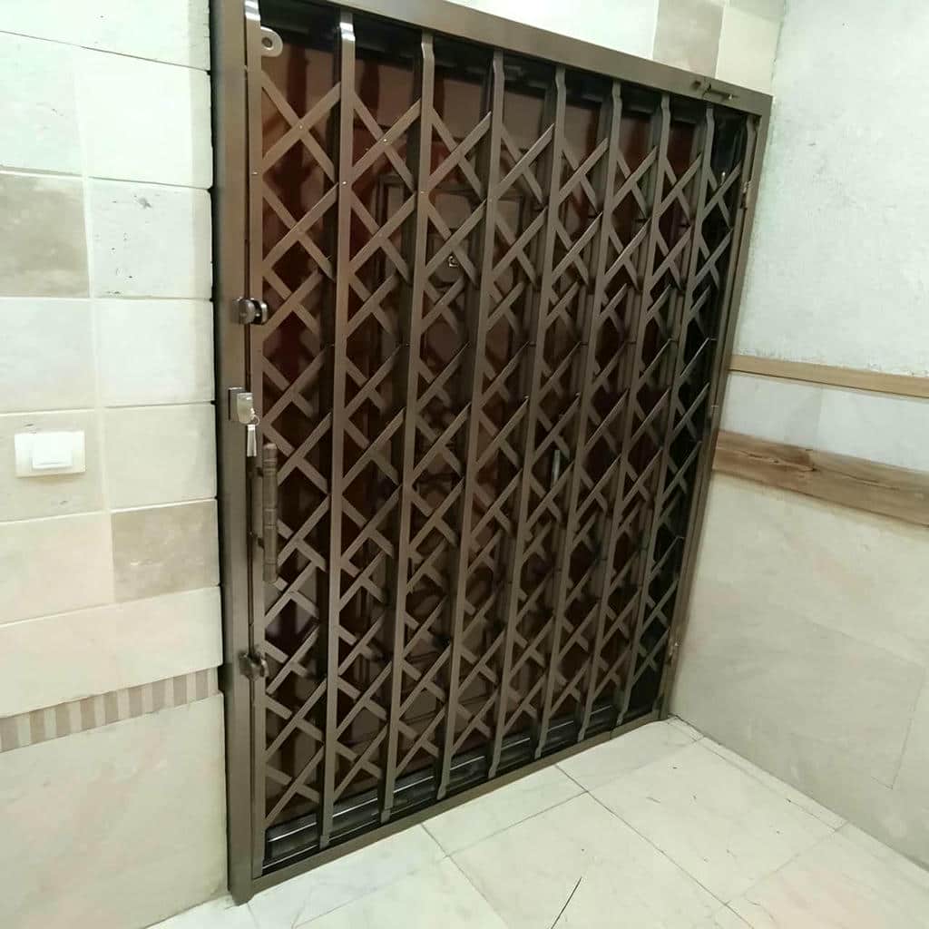 طرح چهار گل درب آکاردئونی شیک قفل دار