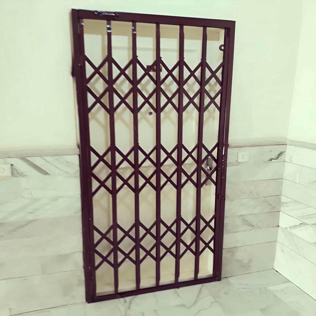 نصب درب آکاردئونی شیک قفل دار روی چهارچوب