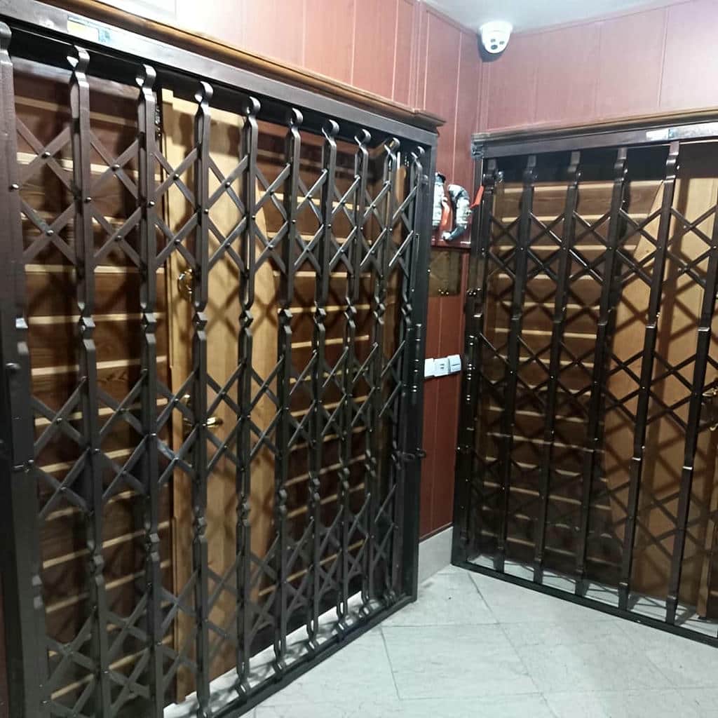 مقایسه طرح‌های درب آکاردئونی سلطنتی گل دار
