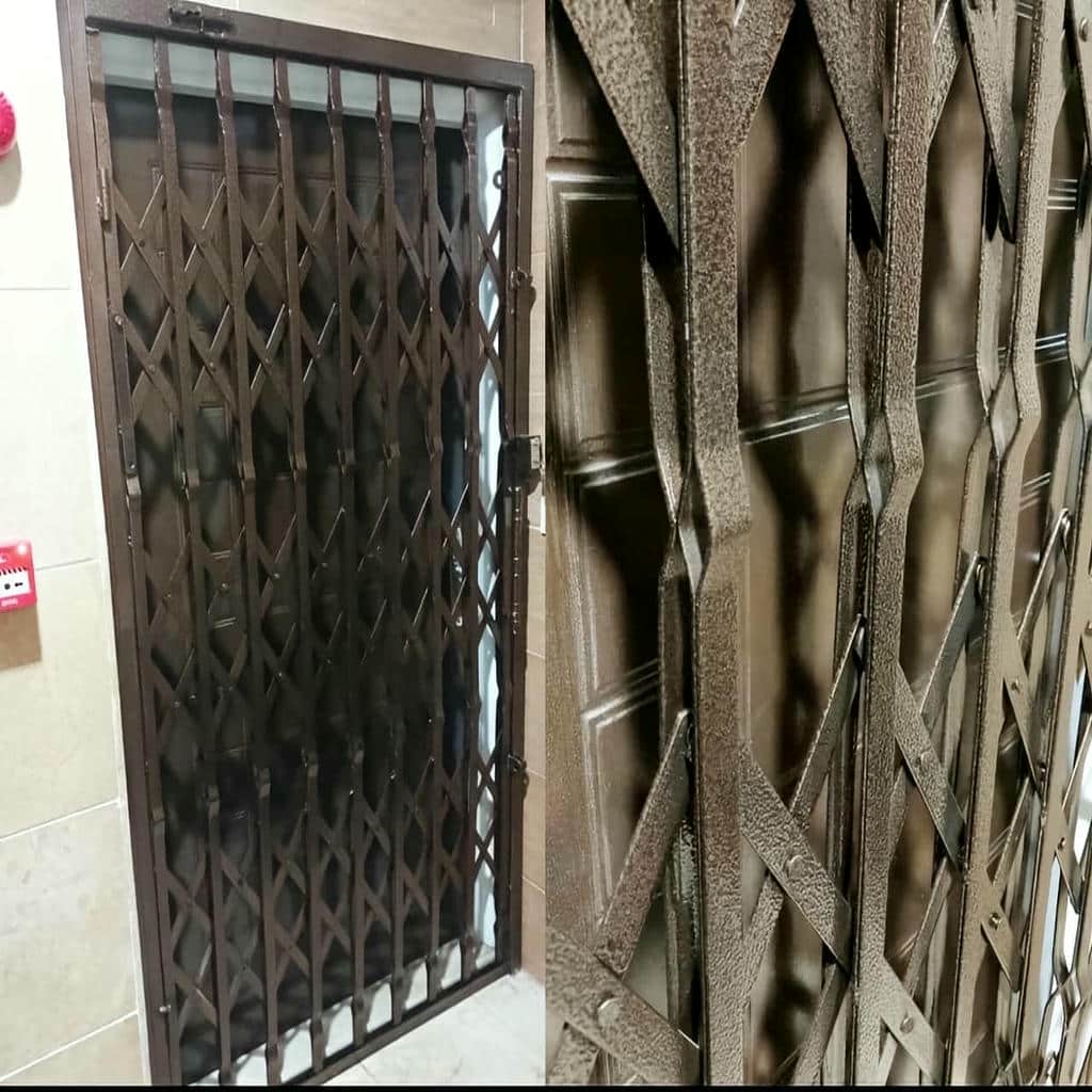 مدل ساده درب آکاردئونی مدرن مشکی ورودی اداری