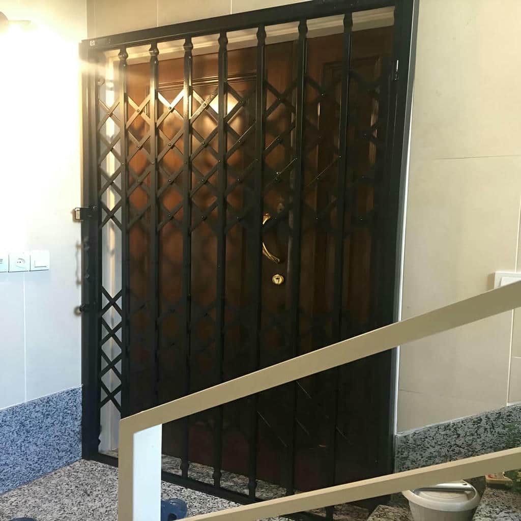 اجرای ریل درب آکاردئونی شیک قفل دار