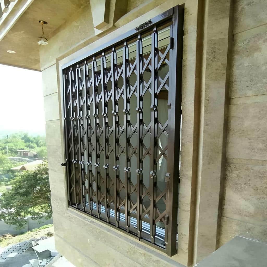 اجرای ریل درب آکاردئونی سلطنتی گل دار