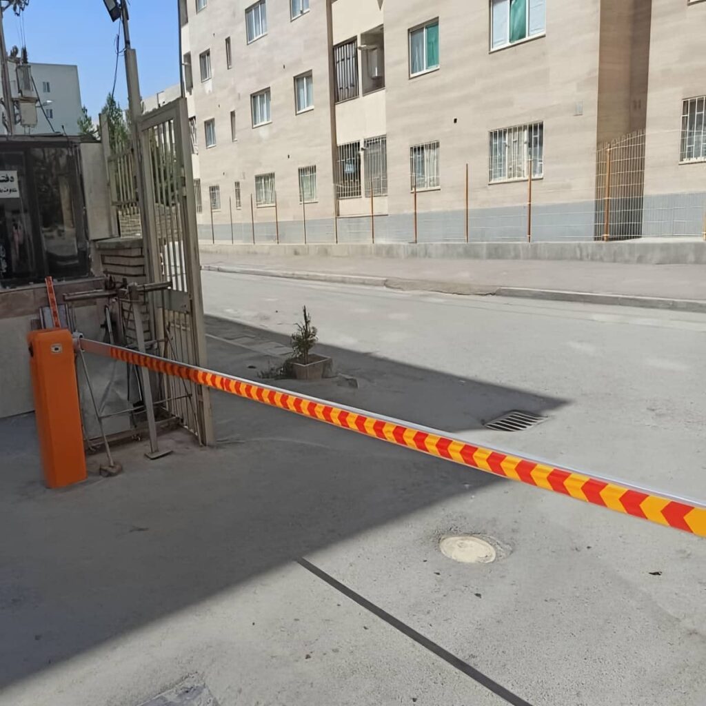 نصب راهبند فروشگاهی پارکینگ طبقاتی روی رمپ ورودی نصب راهبند فروشگاهی پارکینگ طبقاتی روی رمپ ورودی