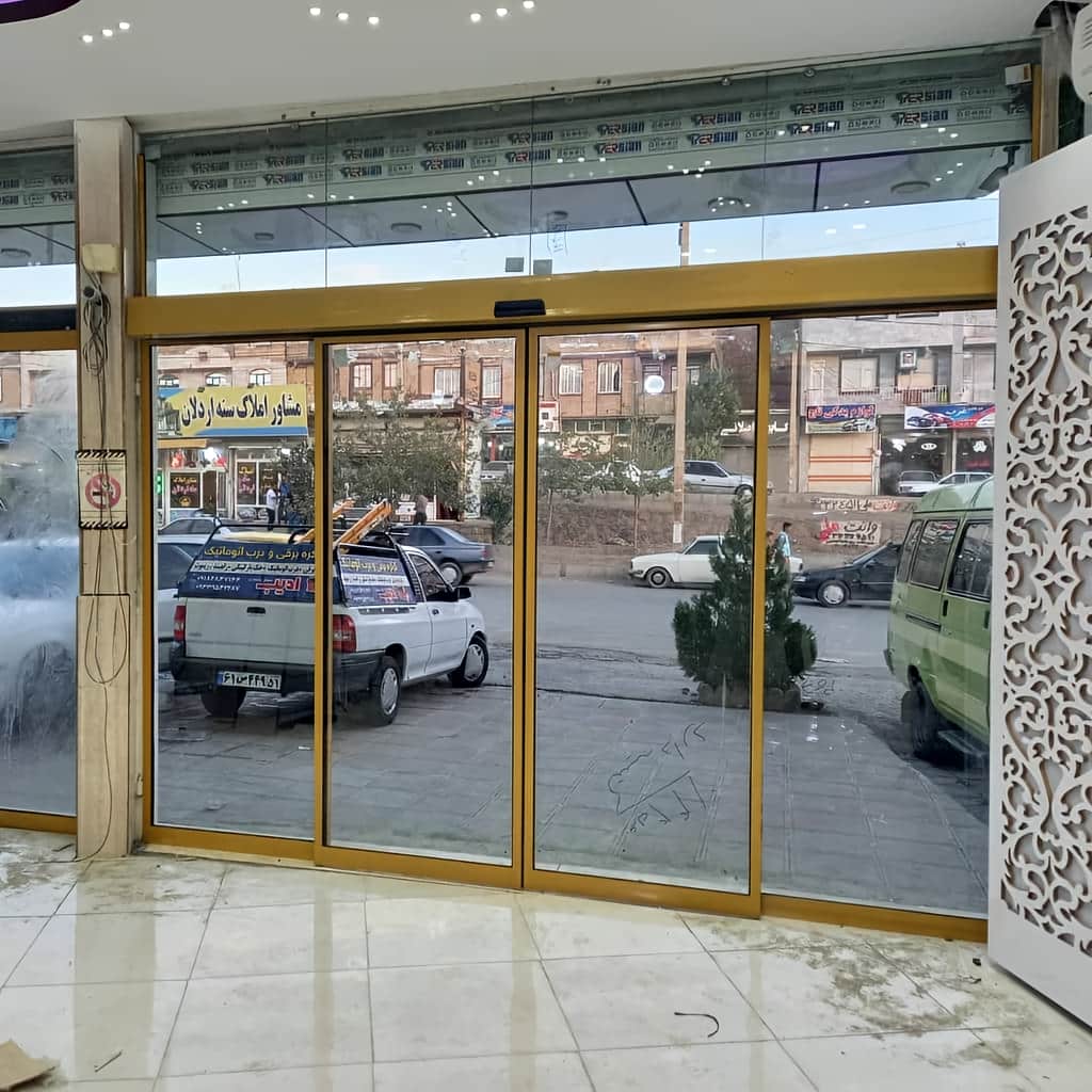 طرح فریم مشکی درب شیشهای گردان لابی طرح فریم مشکی درب شیشهای گردان لابی