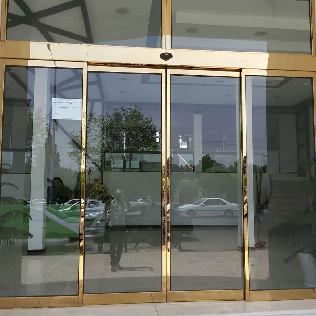 قیمت درب اتوماتیک شیشهای ورودی با فریم آلومینیومی قیمت درب اتوماتیک شیشهای ورودی با فریم آلومینیومی