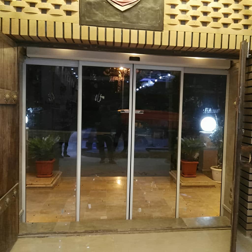 نصب درب شیشه ای اتوماتیک کشویی دو لت شفاف نصب درب شیشه ای اتوماتیک کشویی دو لت شفاف