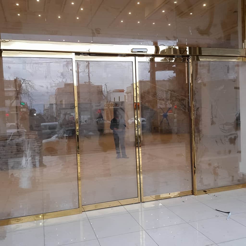 اجرای درب اتوماتیک شیشه‌ای دو لنگه با شیشه سکوریت