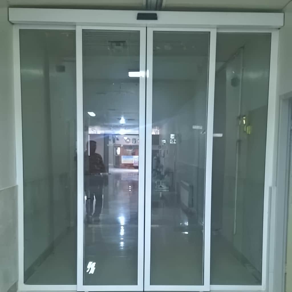 نصب درب شیشه‌ای تلسکوپی مناسب ورودی هتل