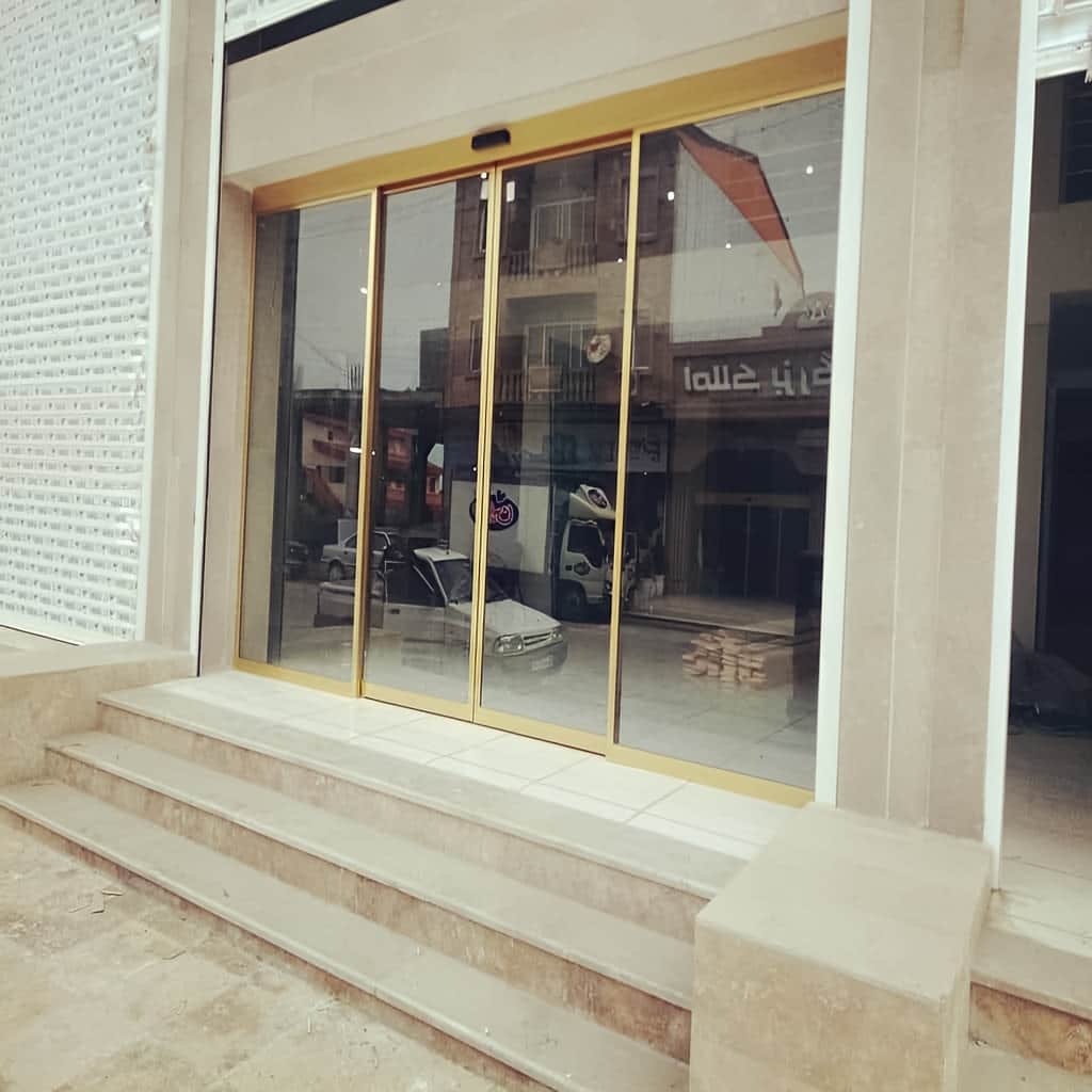 نصب درب اتوماتیک شیشهای فریملس در نمای فروشگاه نصب درب اتوماتیک شیشهای فریملس در نمای فروشگاه