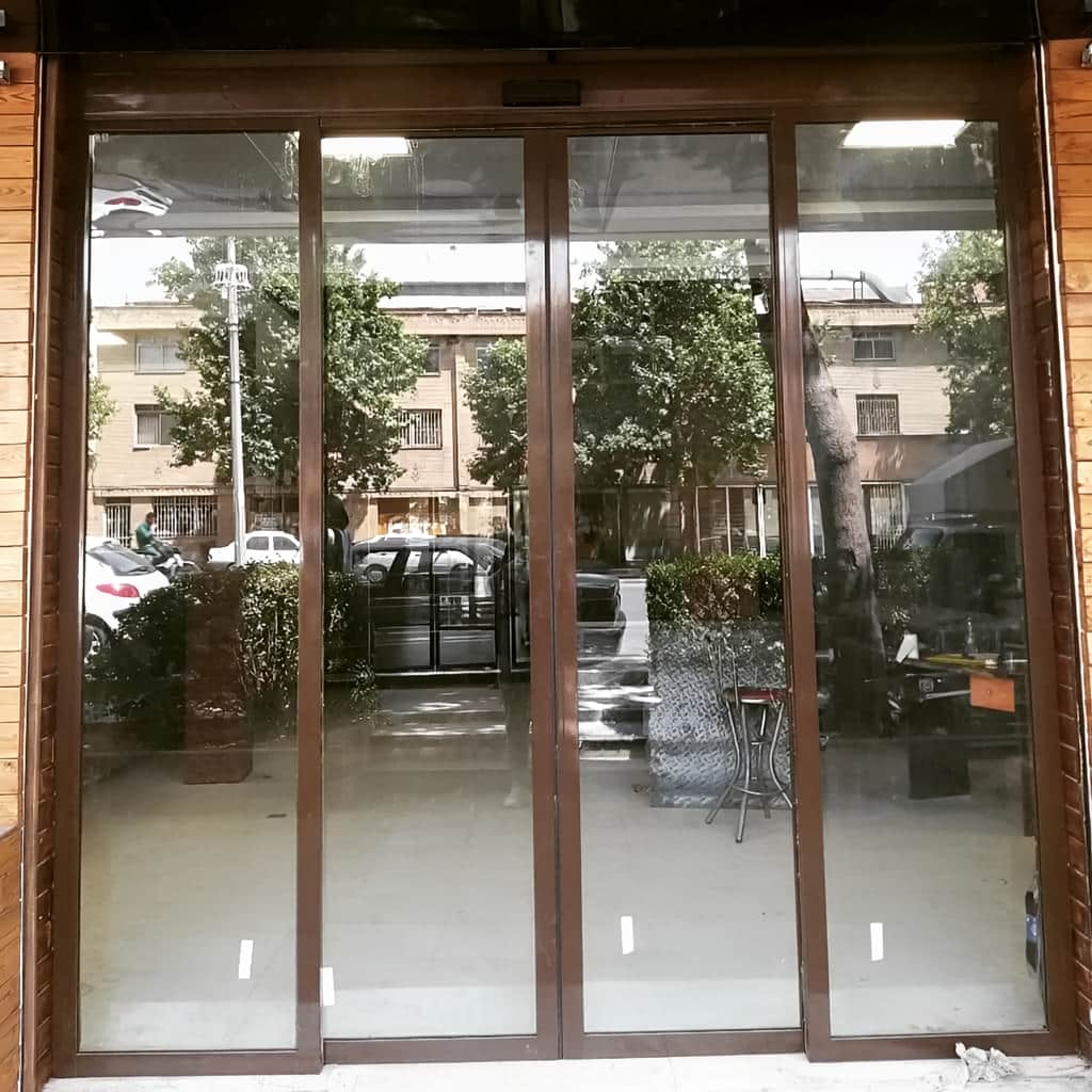 خدمات نصب درب اتوماتیک شیشه ای ساختمان اداری