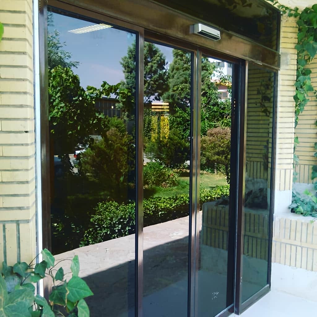 درب اتوماتیک شیشهای تاشو مناسب فضای جانبی محدود درب اتوماتیک شیشهای تاشو مناسب فضای جانبی محدود
