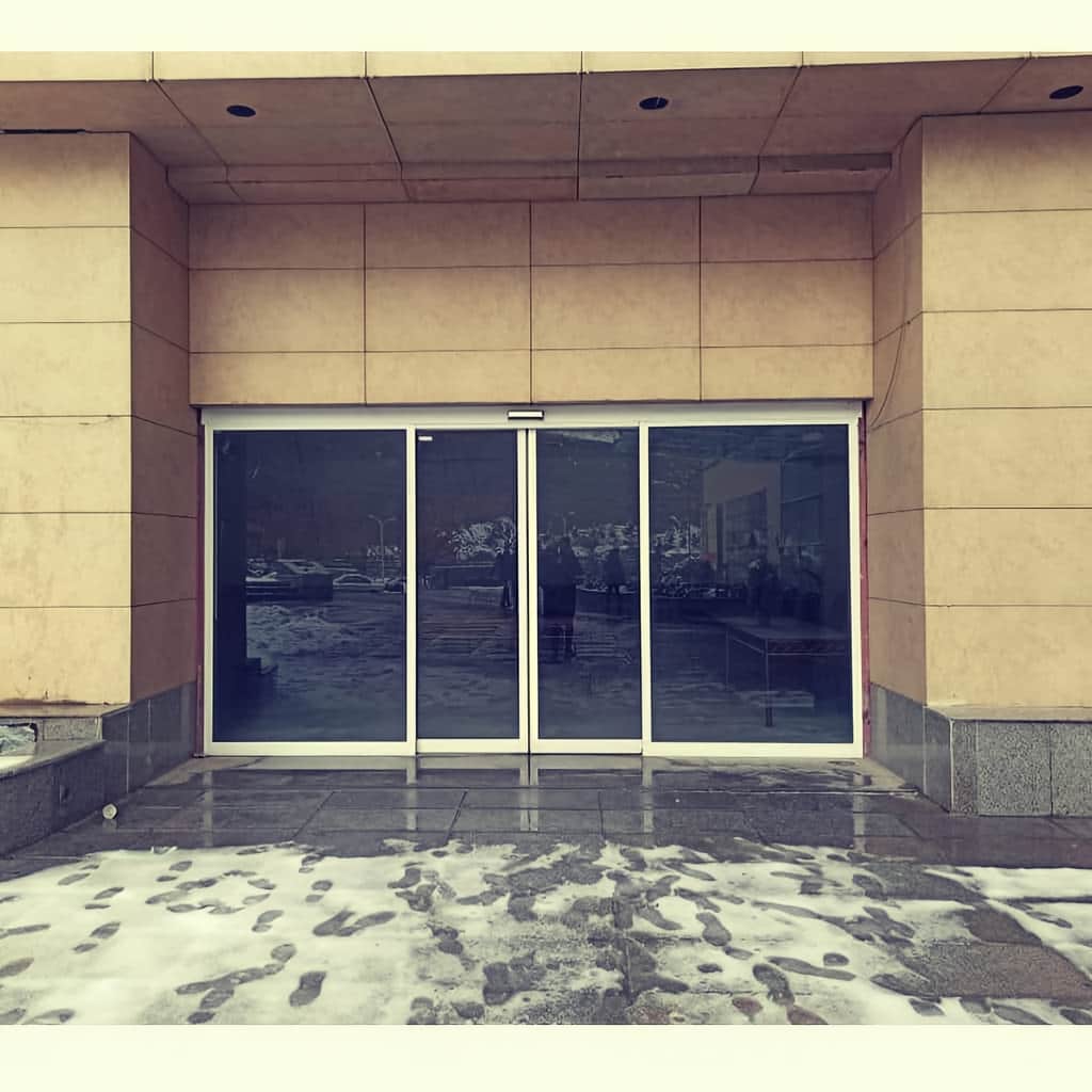 13 نمونه درب اتوماتیک شیشه ای تک لنگه لولایی