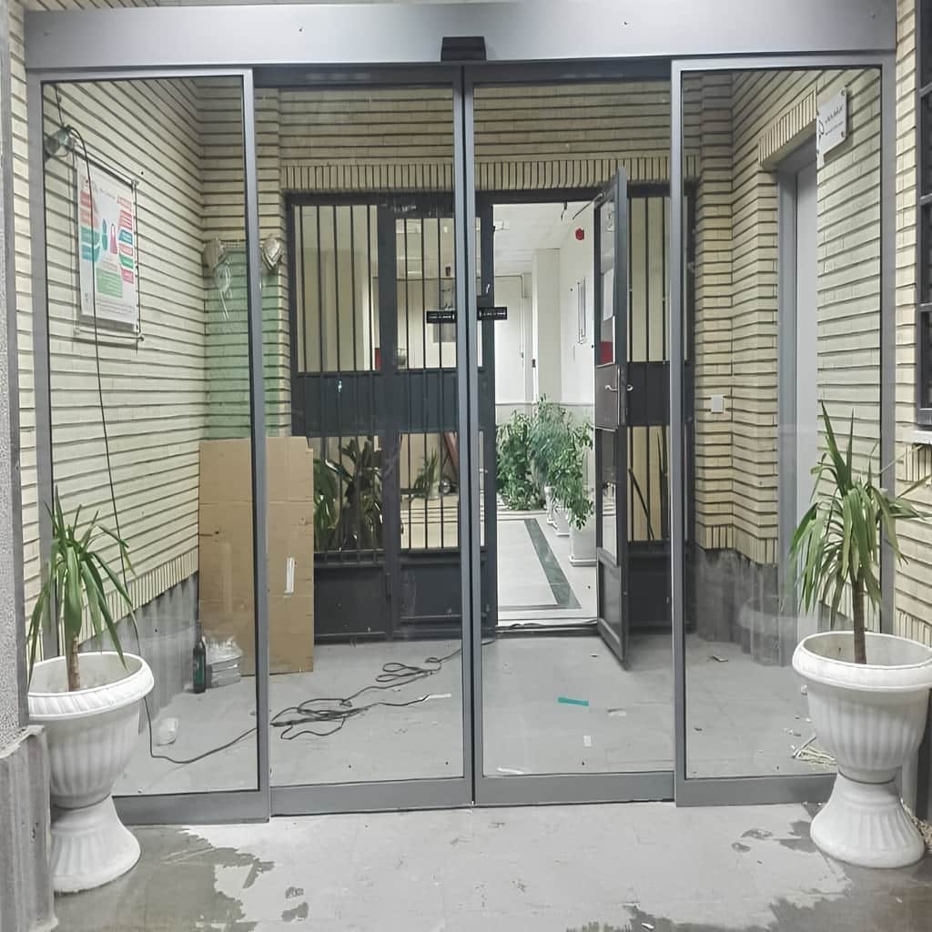 نصب درب لمینت اتوماتیک دو لنگه برای لابی نصب درب لمینت اتوماتیک دو لنگه برای لابی