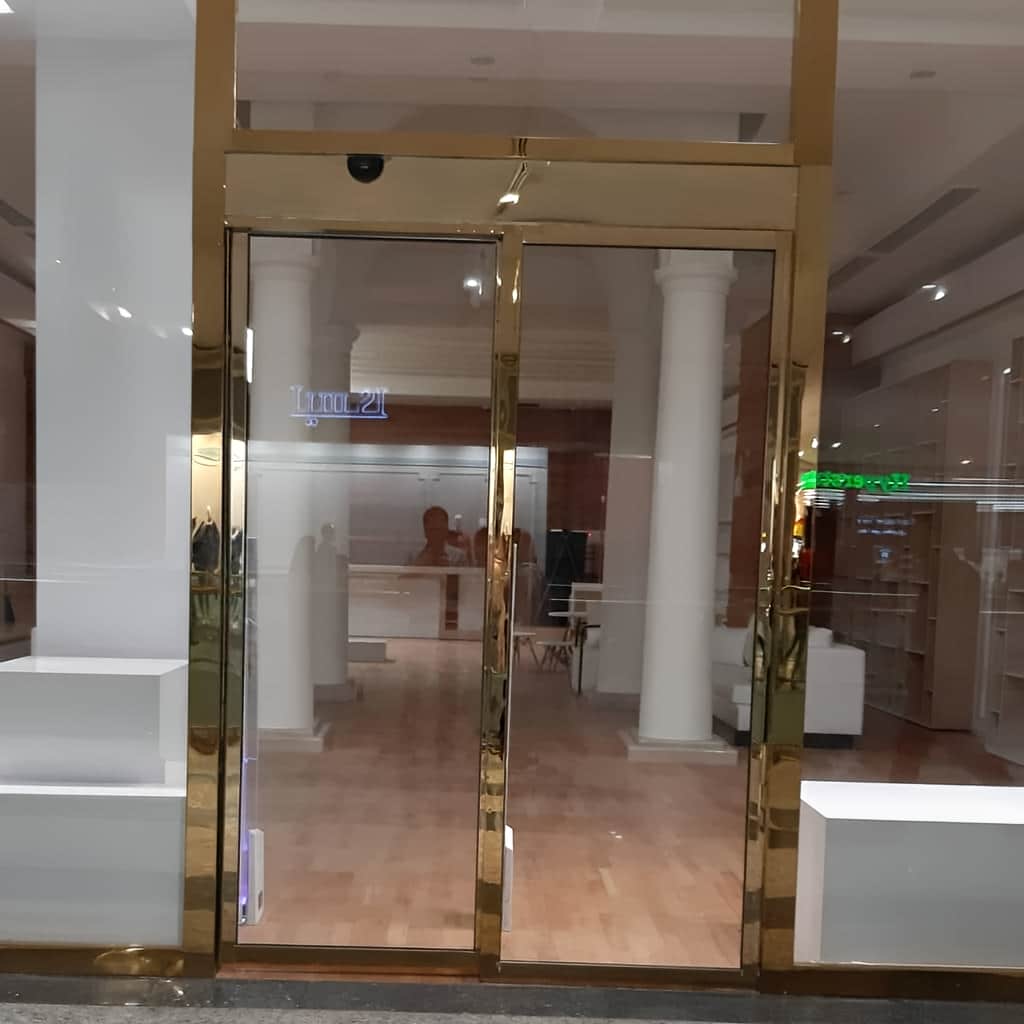 اجرای درب اتوماتیک دو لنگه کشویی فریم لس