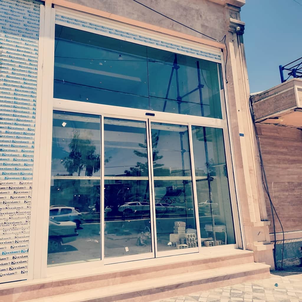 درب شیشه ای تک لنگه لولایی راست بازشو درب شیشه ای تک لنگه لولایی راست بازشو