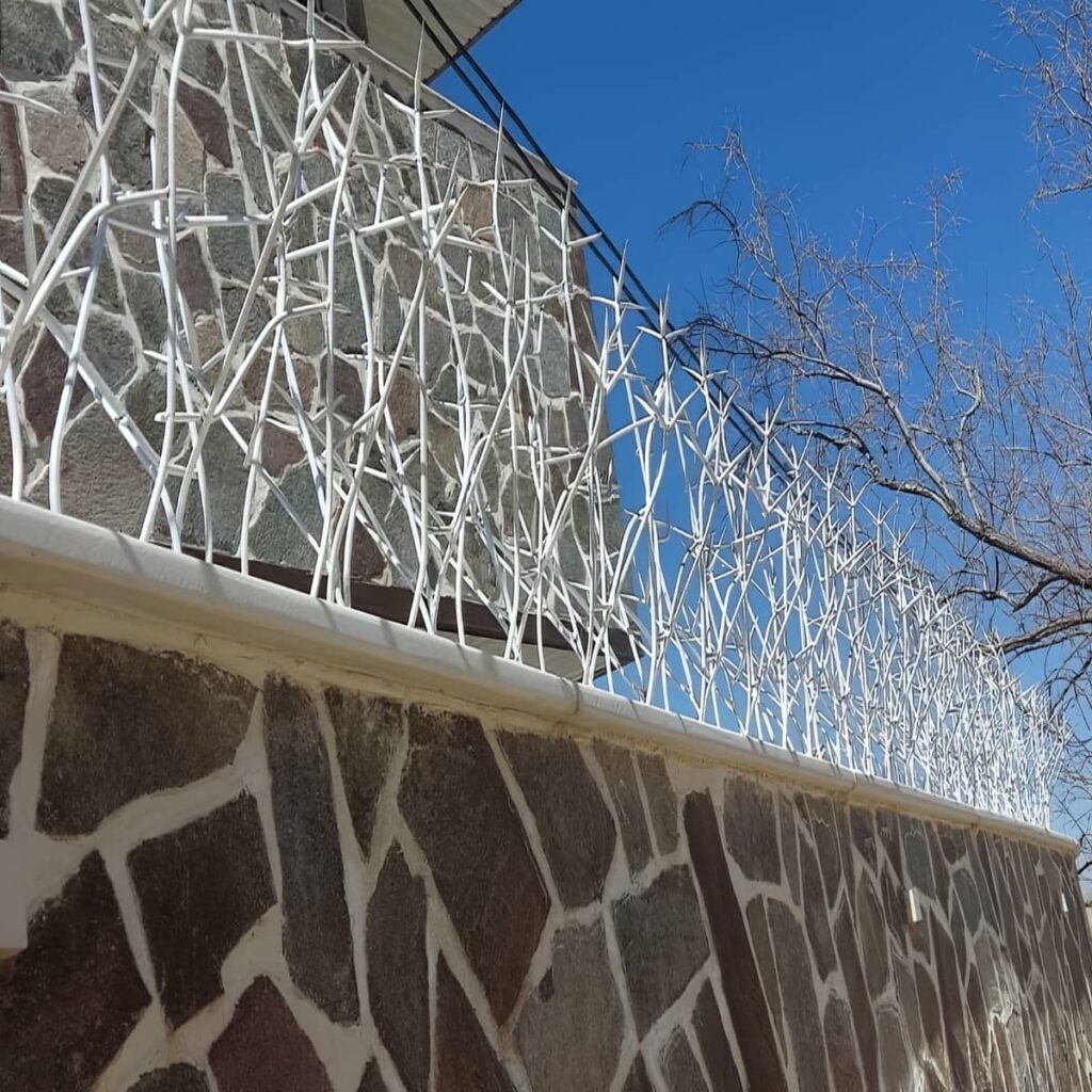 نصب حفاظ شاخ گوزنی میلگرد خمکاری روی تاج دیوار نصب حفاظ شاخ گوزنی میلگرد خمکاری روی تاج دیوار