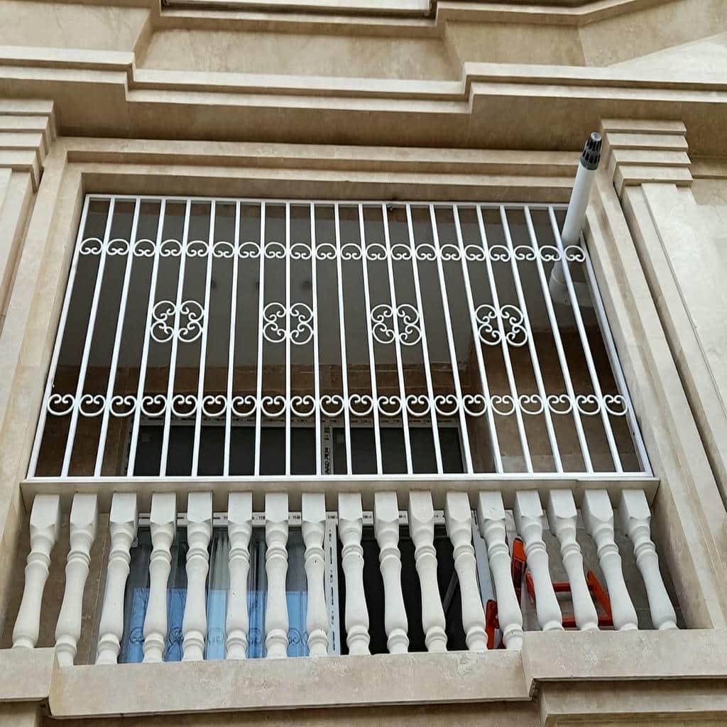 نصب نرده پنجره ساده پروفیلی روی نما