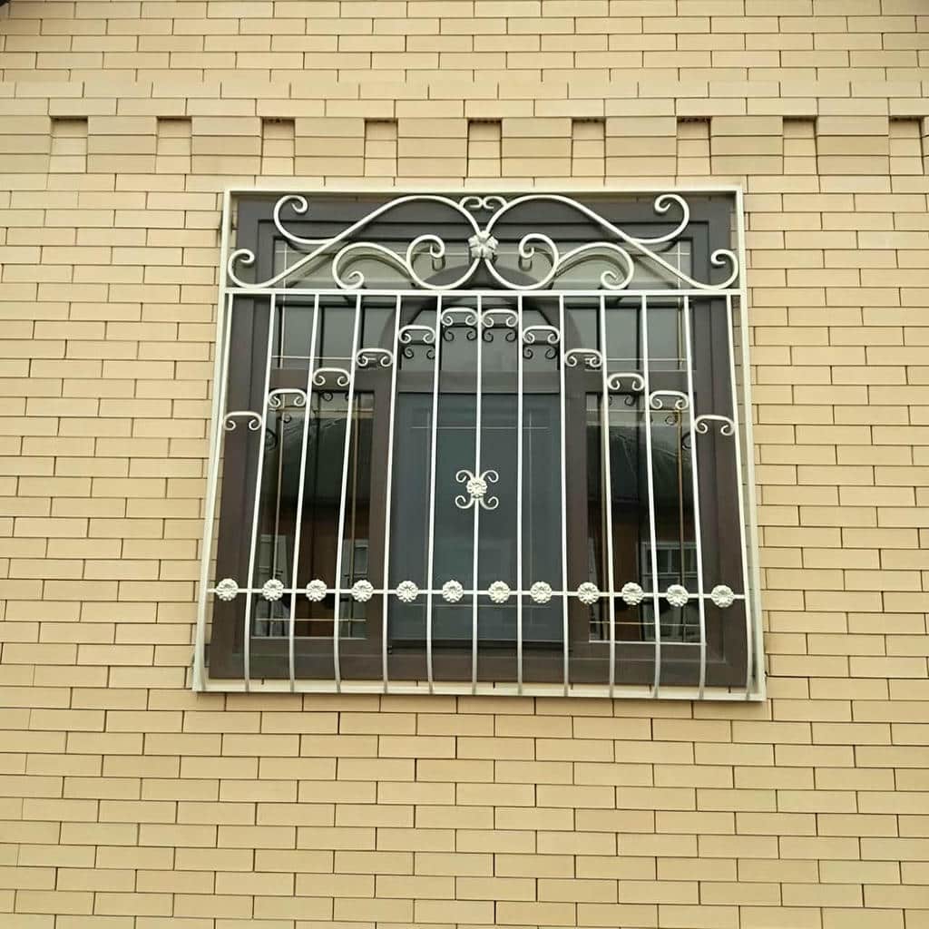نصب حفاظ پنجره ویلایی نمای باغ روی نما