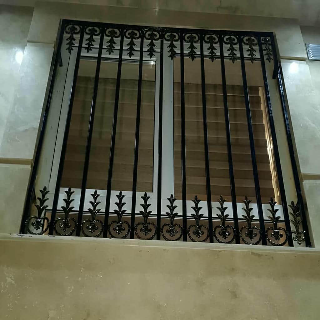 اجرای حفاظ پنجره مشکی طلایی داخل دهانه اجرای حفاظ پنجره مشکی طلایی داخل دهانه