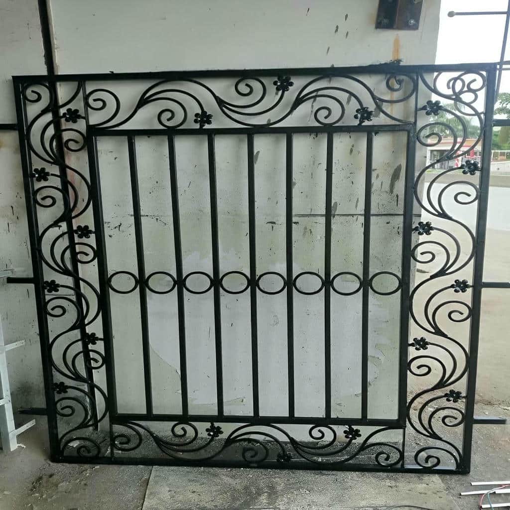 نصب حفاظ پنجره جای گلدان دار روی نما