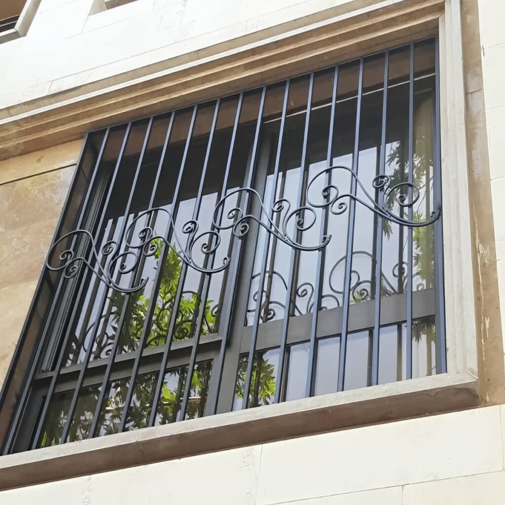 نصب حفاظ پنجره آپارتمان طبقات پایین روی نما