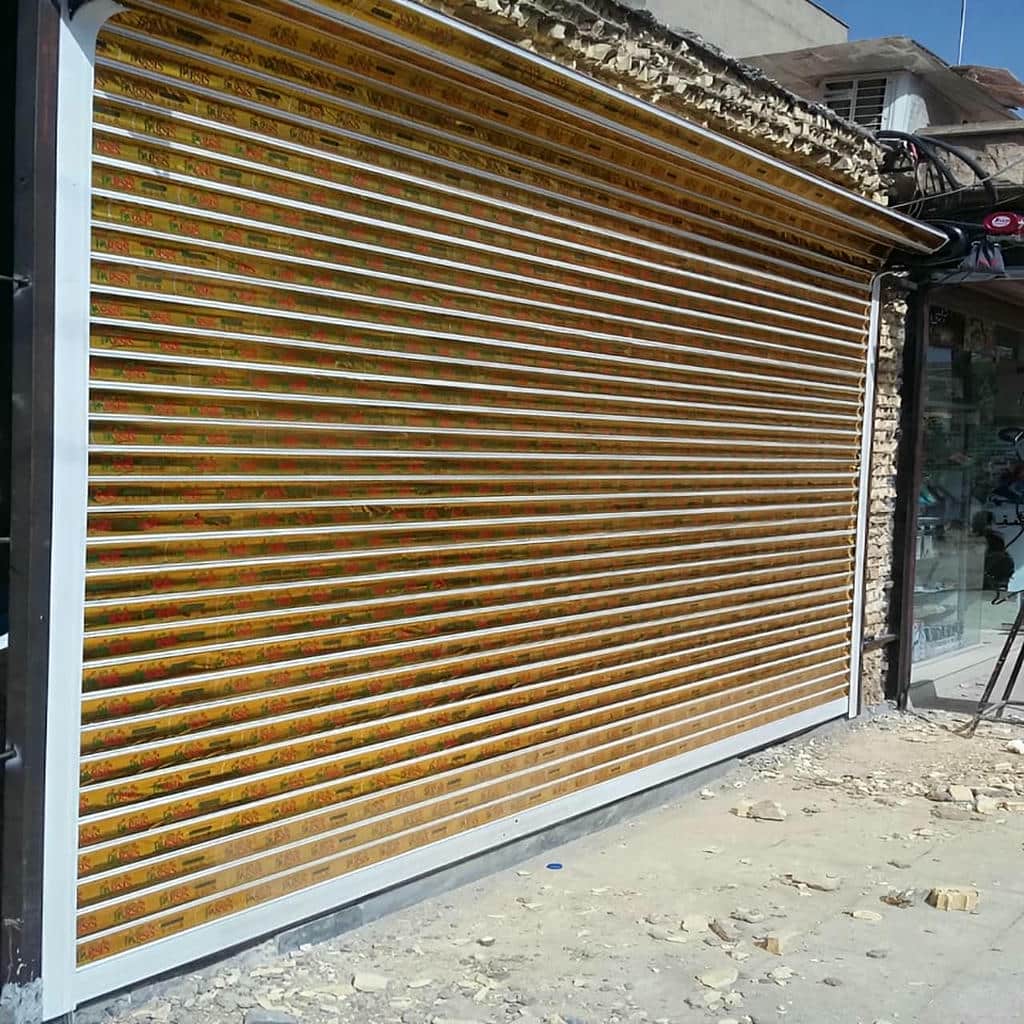 سفارش درب کرکره ای برقی مغازه برای ویترین