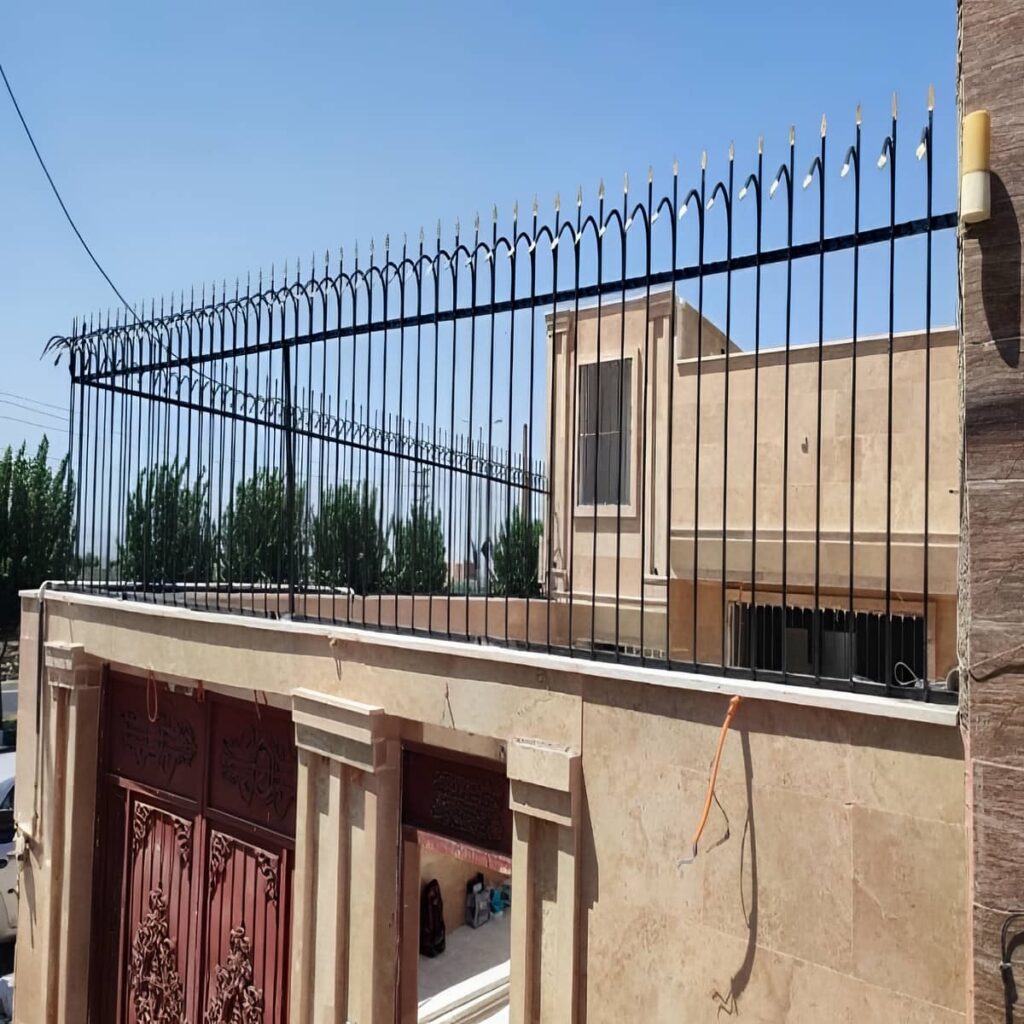 اهمیت طراحی حفاظ دیوار در زیبایی ساختمان