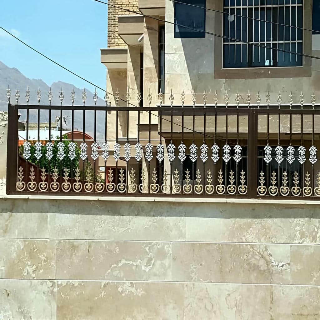 اجرای حفاظ سرنیزه ای دوردیفه روی دیوار عریض