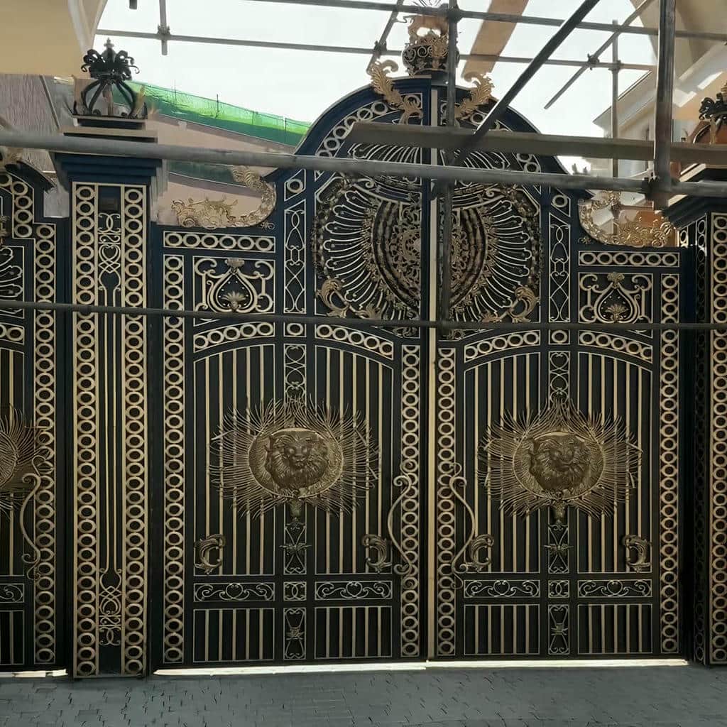 نصب درب ویلایی برش لیزری هندسی روی کلاف مقاوم