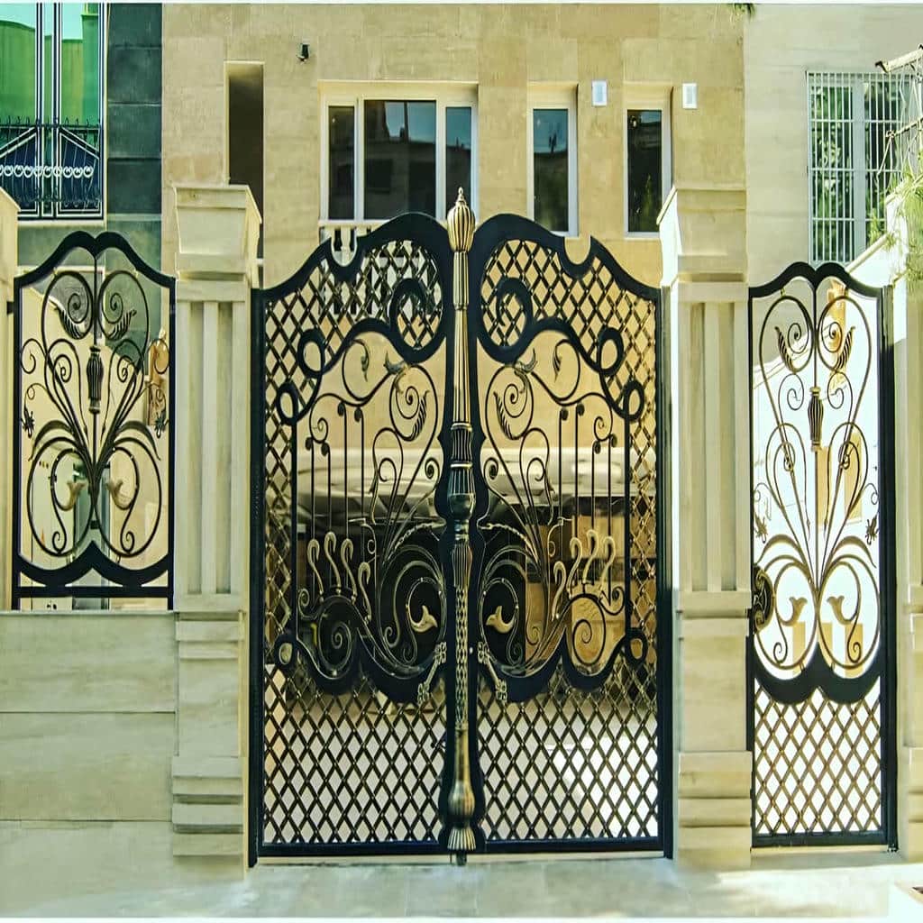 مدل کشویی درب حیاط بزرگ پارکینگ برای حفظ فضای حیاط