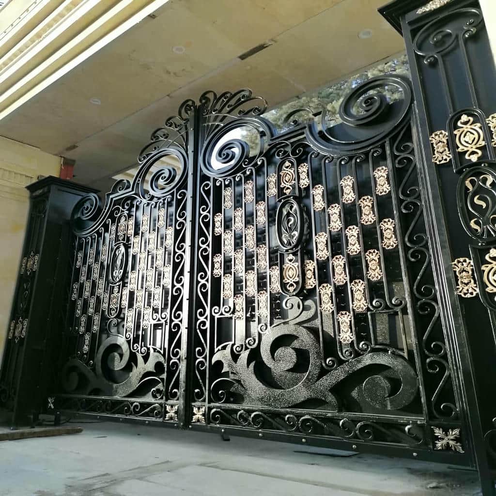 درب فلزی ساختمان ورودی اصلی شیشه خور با طراحی هماهنگ