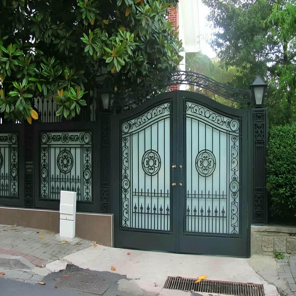 نصب درب ویلایی پارکینگ دو لنگه روی زیرسازی مقاوم