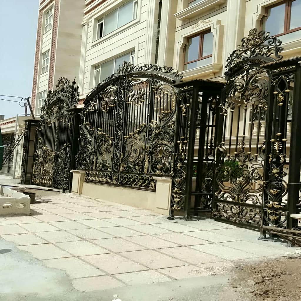 اجرای درب حیاط قاب فلزی متناسب با شیب کف اجرای درب حیاط قاب فلزی متناسب با شیب کف