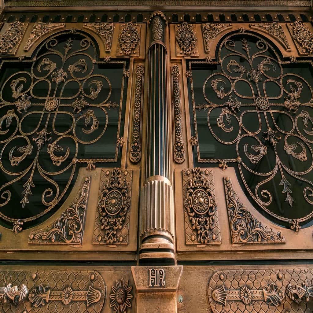 خدمات نصب درب حیاط پانل دار و تنظیم لولا