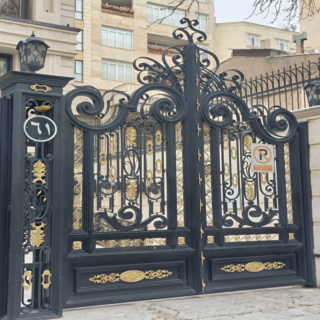 سفارش درب آهنی کلاسیک کتیبه دار با تاج اختصاصی