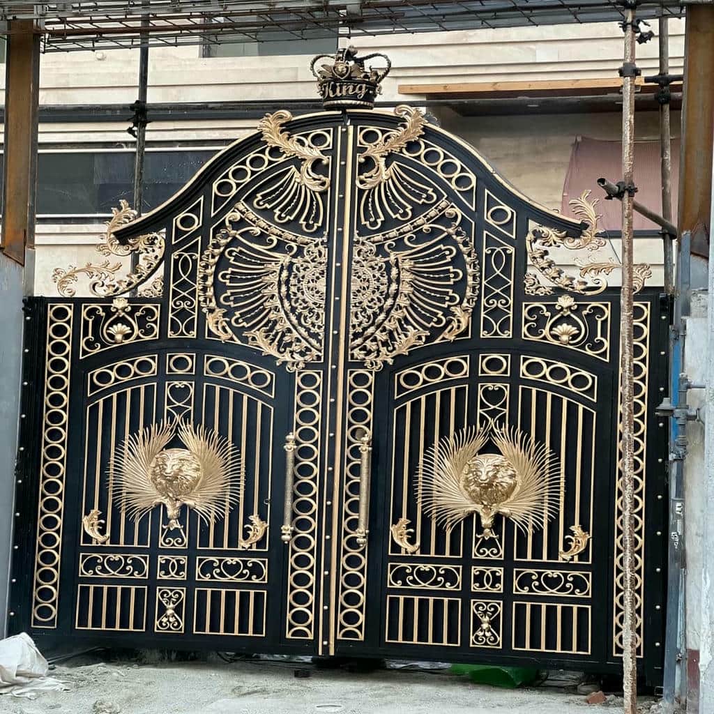 نصب درب فلزی لاکچری نمای ویلا با چهارچوب شاقول
