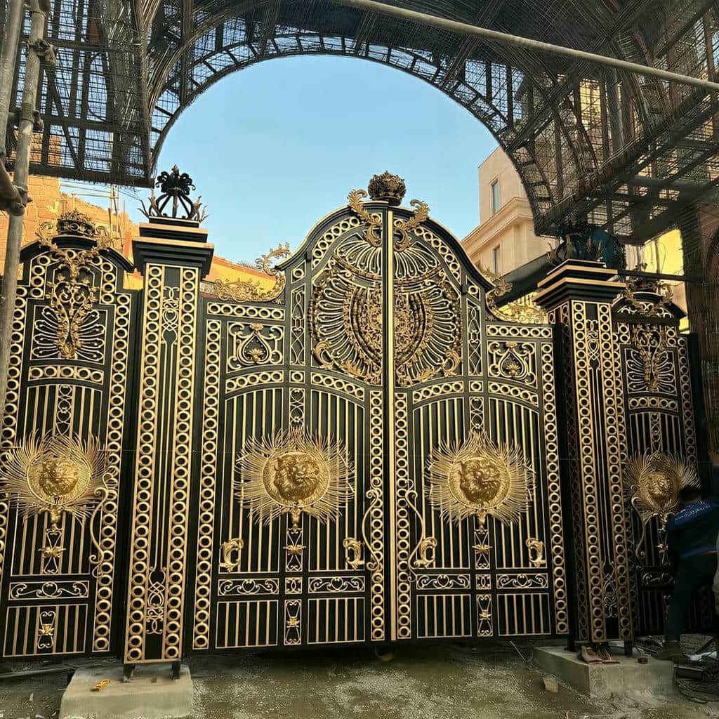 نصب درب فلزی دو لنگه پارکینگ با بررسی شیب کف