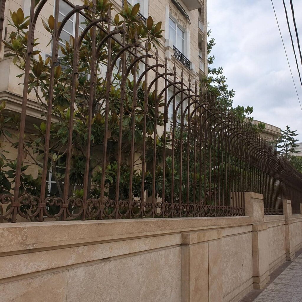 نصب حفاظ دیوار شیک روی سنگ تراورتن نصب حفاظ دیوار شیک روی سنگ تراورتن