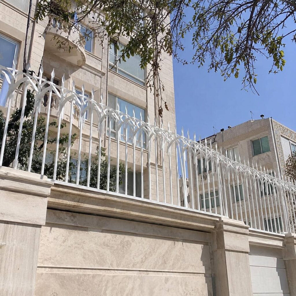 نصب نرده حفاظ دیوار ساده روی کلاف فلزی