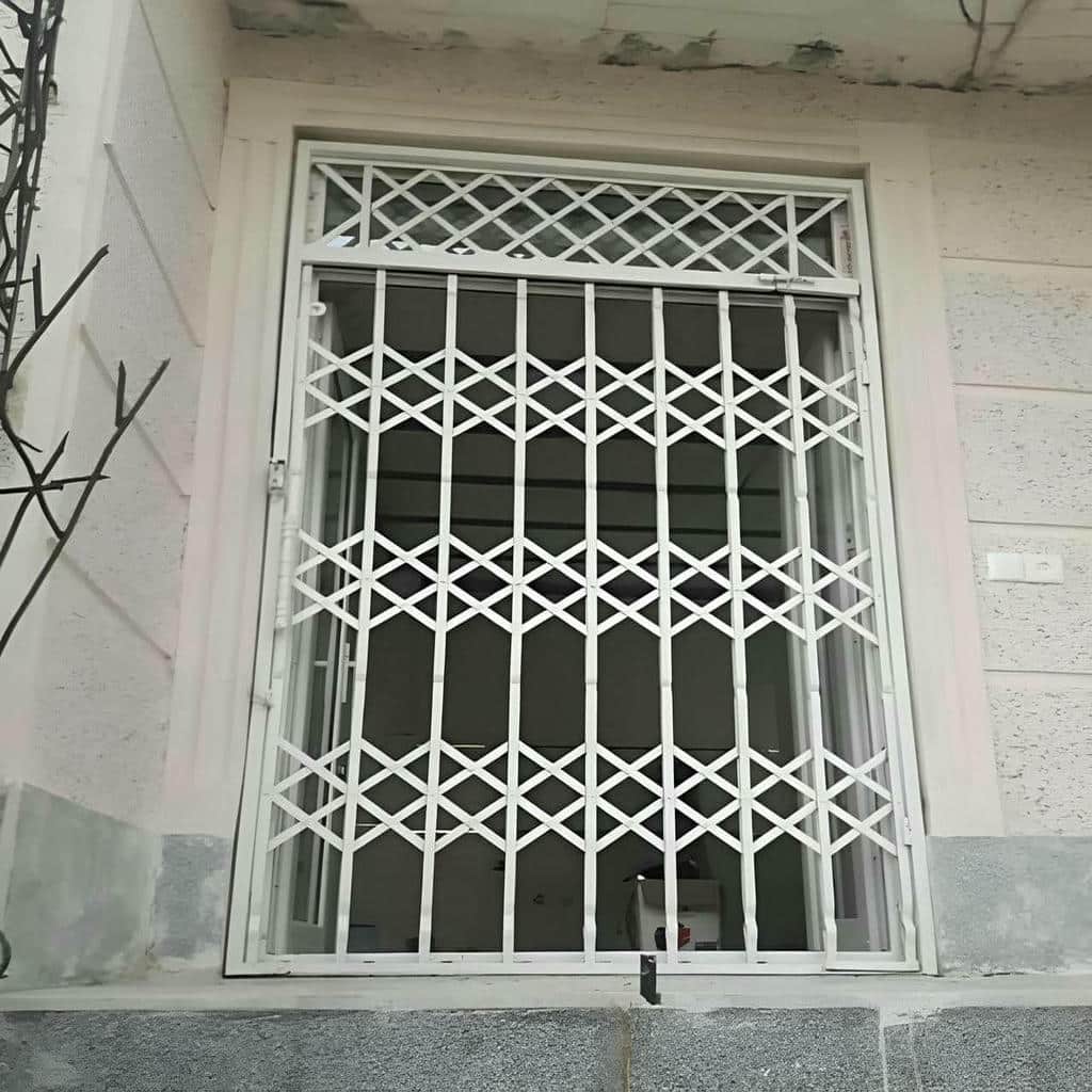 حفاظ کشویی جمع شده کنار ورودی ساختمان