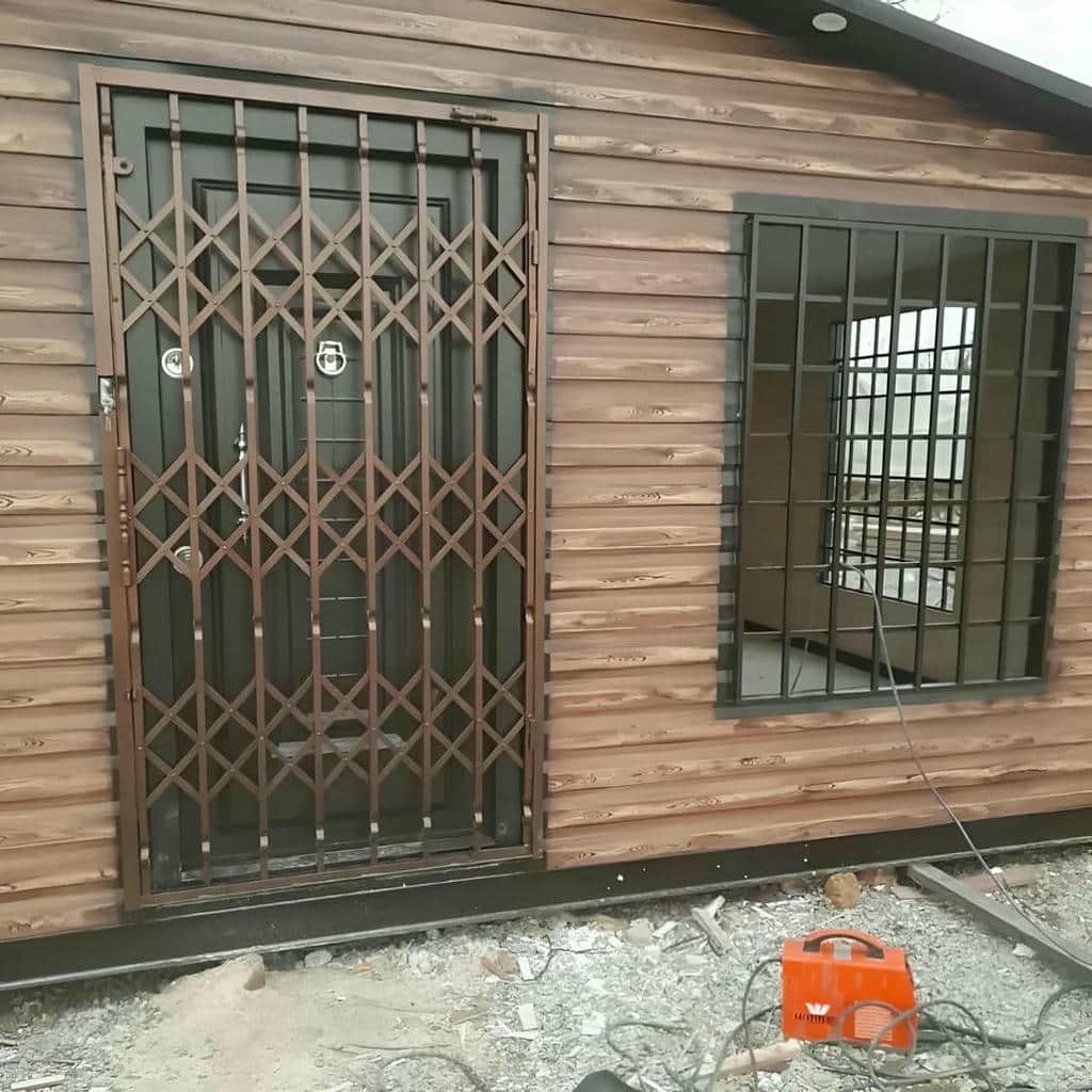 حفاظ متحرک فلزی ورودی ساختمان