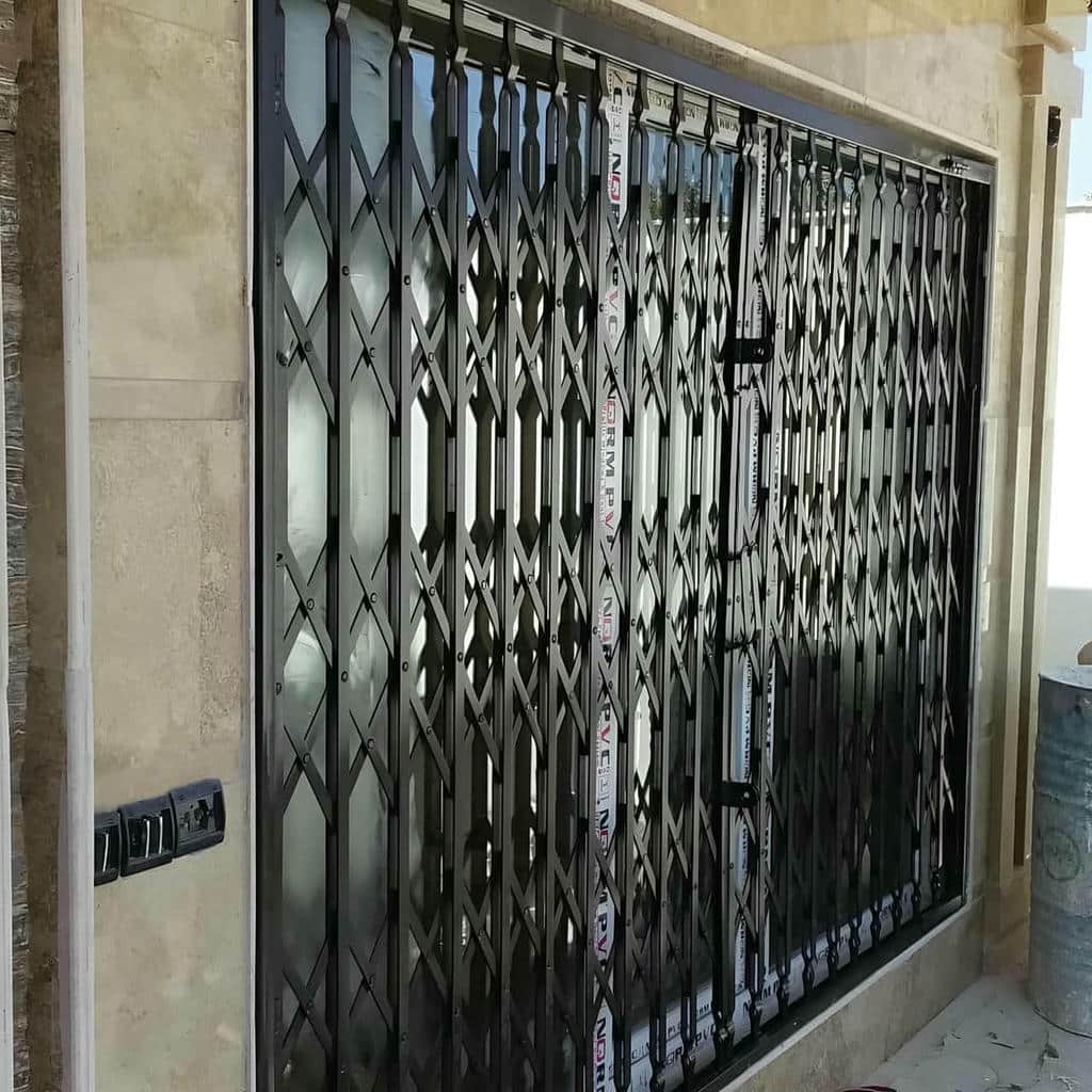 درب آکاردئونی آپارتمان جمع شده کنار ورودی