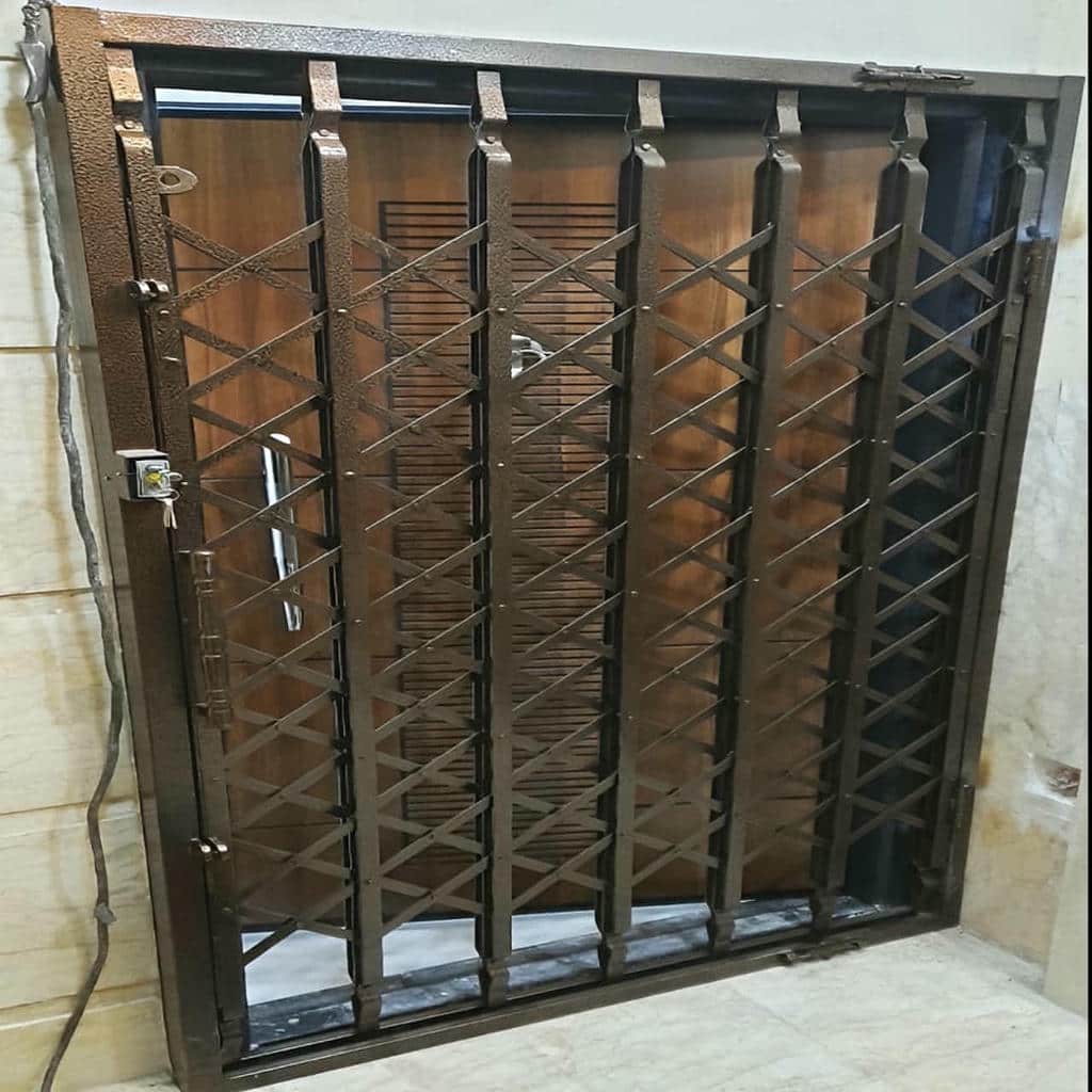 حفاظ ضربدری آکاردئونی نصب شده روی ورودی