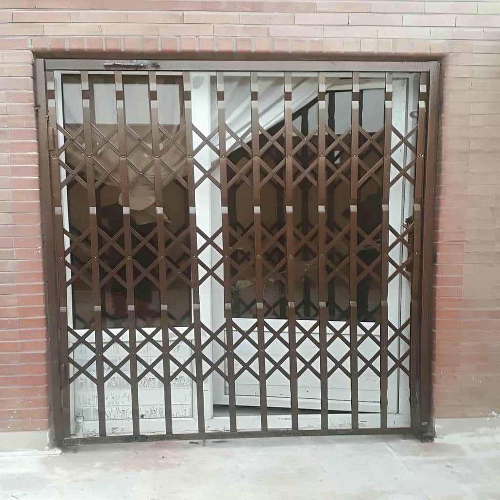 حفاظ ریلی درب در نمای بسته ورودی