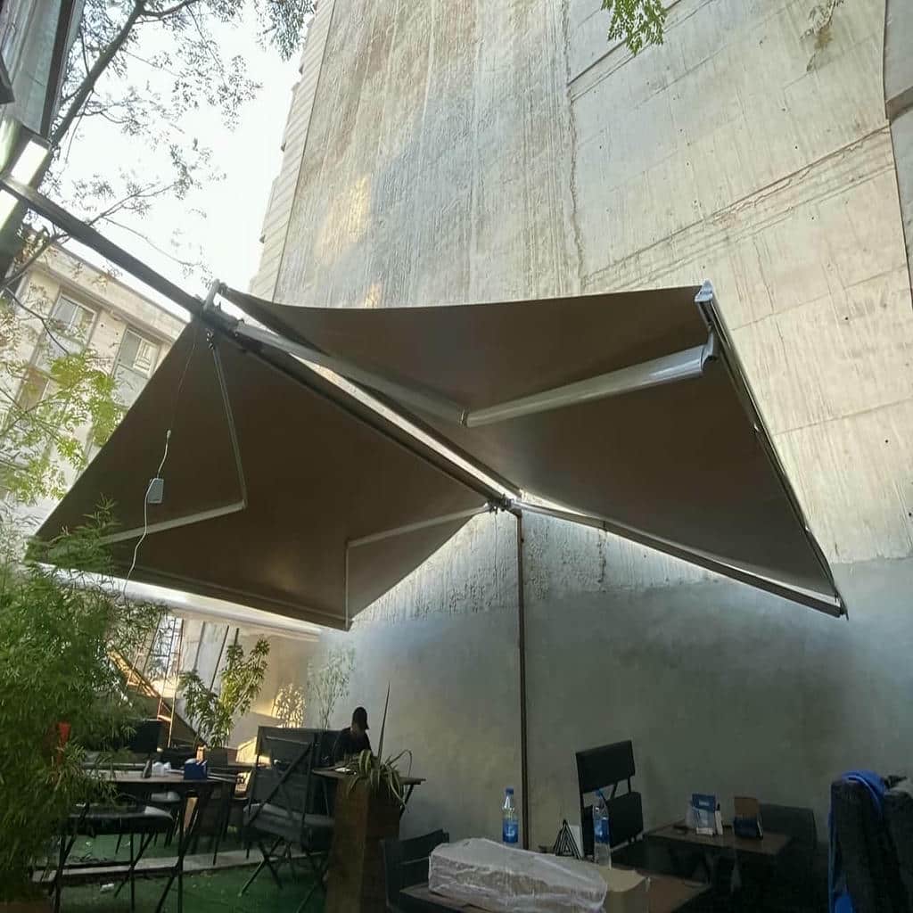 سایبان پارکینگ با رنگ هماهنگ نمای ساختمان
