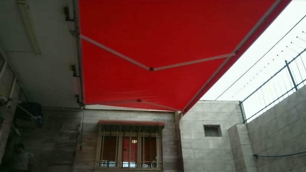 سایبان تراس تاشو با سازه فلزی و پوشش روشن