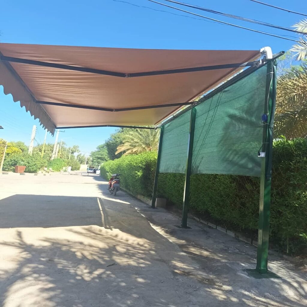 سایبان دوطرفه نصب شده میان فضای نشیمن باز سایبان دوطرفه نصب شده میان فضای نشیمن باز