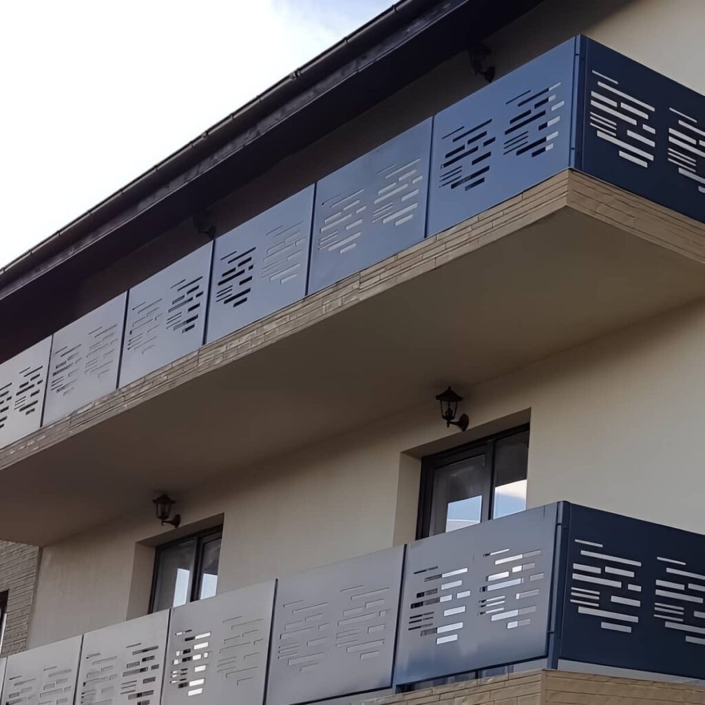 نرده بالکن ویلایی با رنگ انتخابی نما