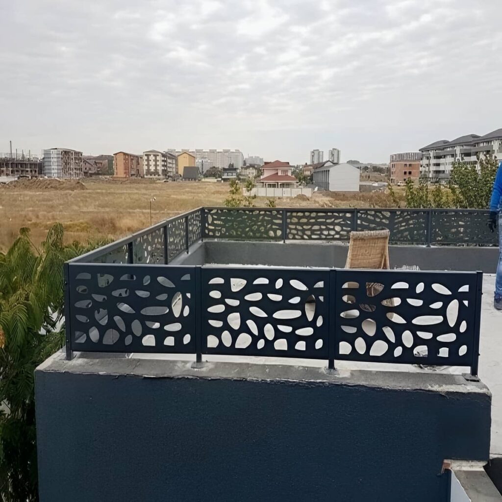 نرده راه پله مدرن در ساختمان نوساز
